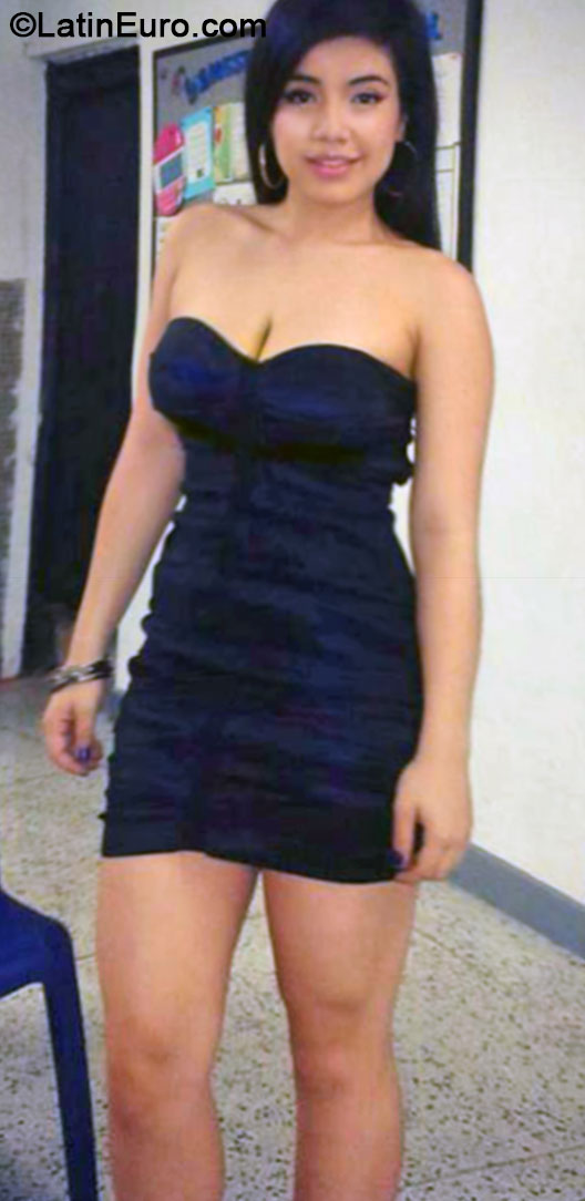 Date this attractive Colombia girl Natalia from Armenia CO16134