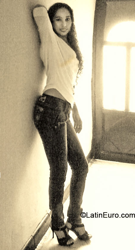 Date this exotic Colombia girl Yeimi from Cali CO16490