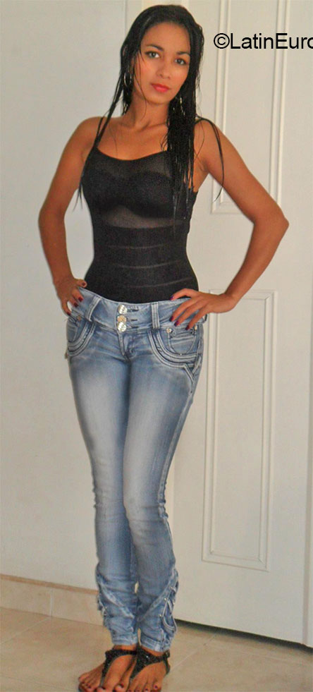 Date this foxy Colombia girl Mayerlin from Cali CO16501