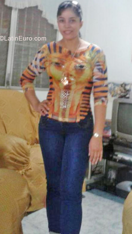 Date this hot Panama girl Evelyn from David PA490