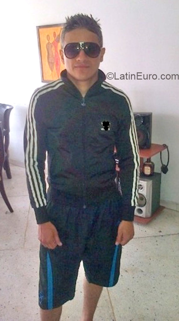 Date this good-looking Colombia man Miller from Cali CO16638