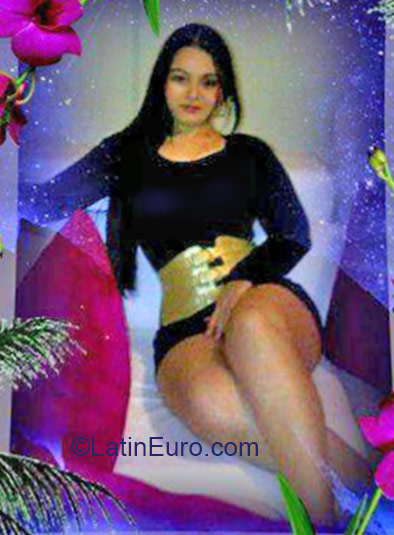 Date this good-looking Colombia girl Adriana from Cali CO17024