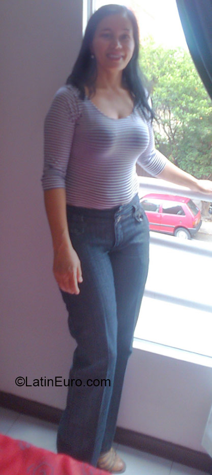 Date this attractive Colombia girl Gloria from Medellin CO17152