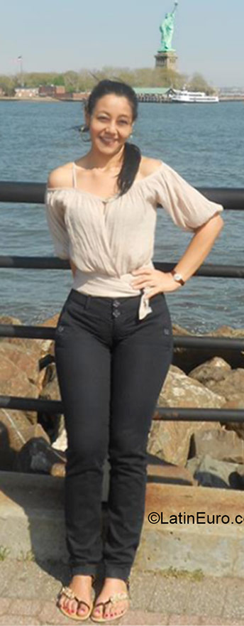 Date this voluptuous Colombia girl Ana from Cali CO17305