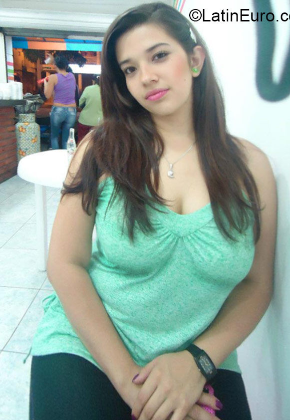 Date this attractive Colombia girl Tatiana from Medellin CO17528
