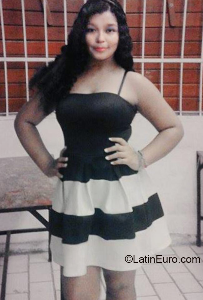 Date this attractive Mexico girl Erika from Paya del carmen MX1431