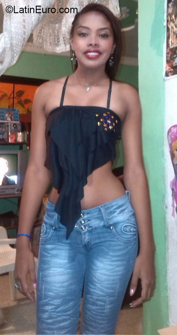 Date this happy Colombia girl Sofia from Bogota CO17699