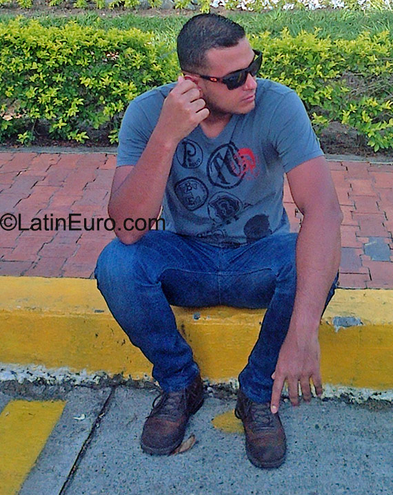 Date this voluptuous Colombia man Alexander from Pereira CO17978