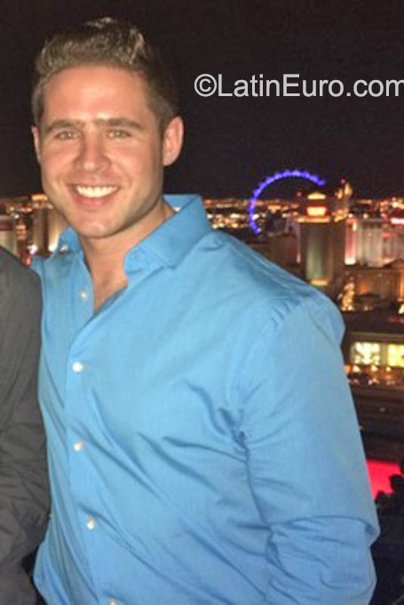 Date this happy United States man Website451 from Boston US16468