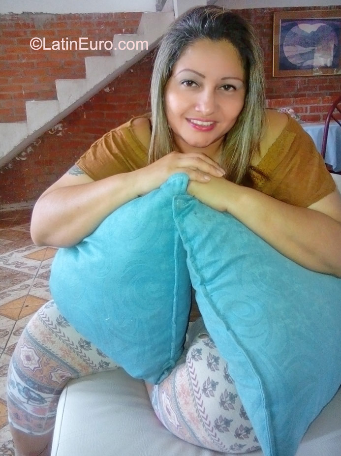 Date this hard body Colombia girl Francie from Cali CO18020