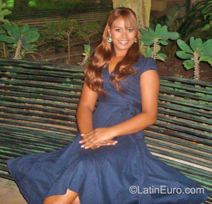 Date this nice looking Dominican Republic girl Debora from Higuey DO23393