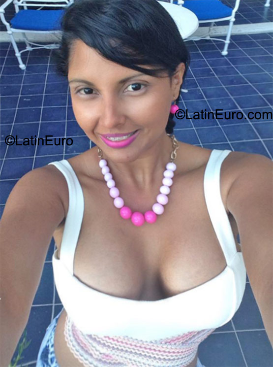 Date this charming Colombia girl Johanna from Barranquilla CO18105