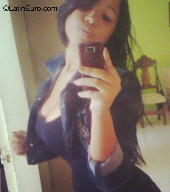 Date this good-looking Venezuela girl Fandi from Caracas VE631