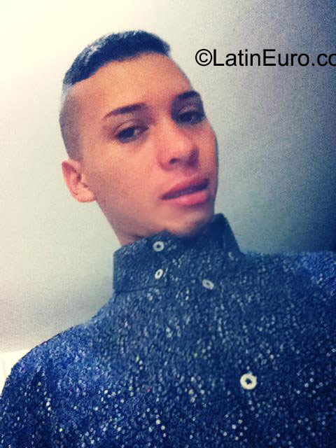 Date this young Colombia man Sibas from Medellin CO18139