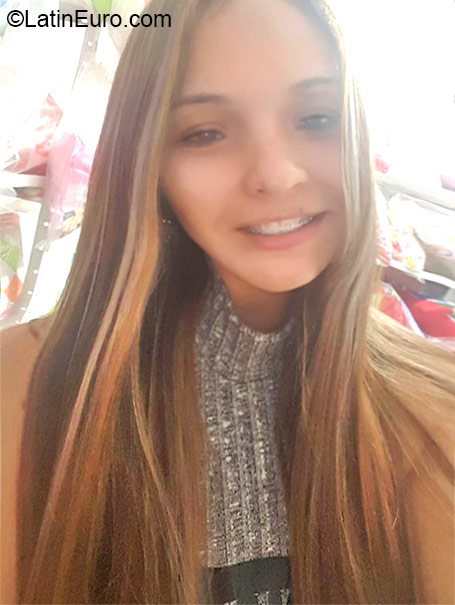 Date this voluptuous Colombia girl Camila from Pereira CO18267