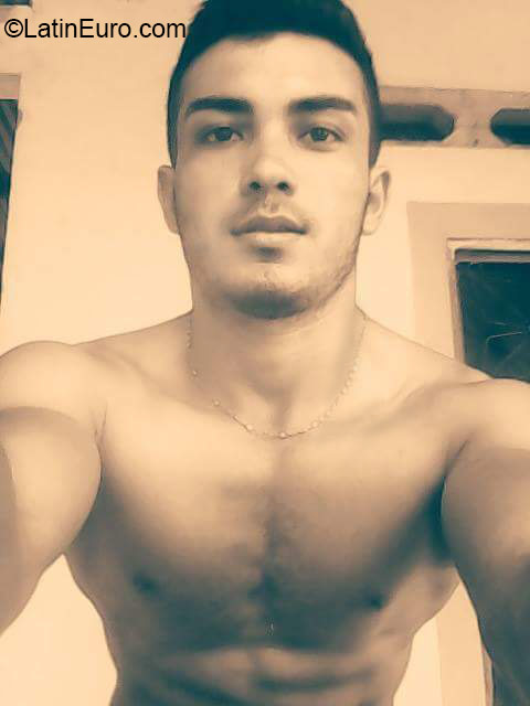 Date this tall Colombia man Darwin from Bogota CO18408