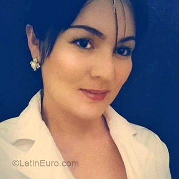 Date this nice looking Colombia girl Marcela from Medellin CO18414