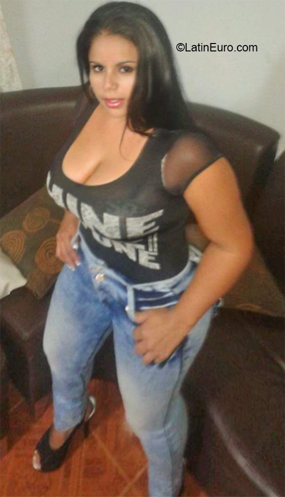 Date this sultry Colombia girl Domeni from Cali CO18483