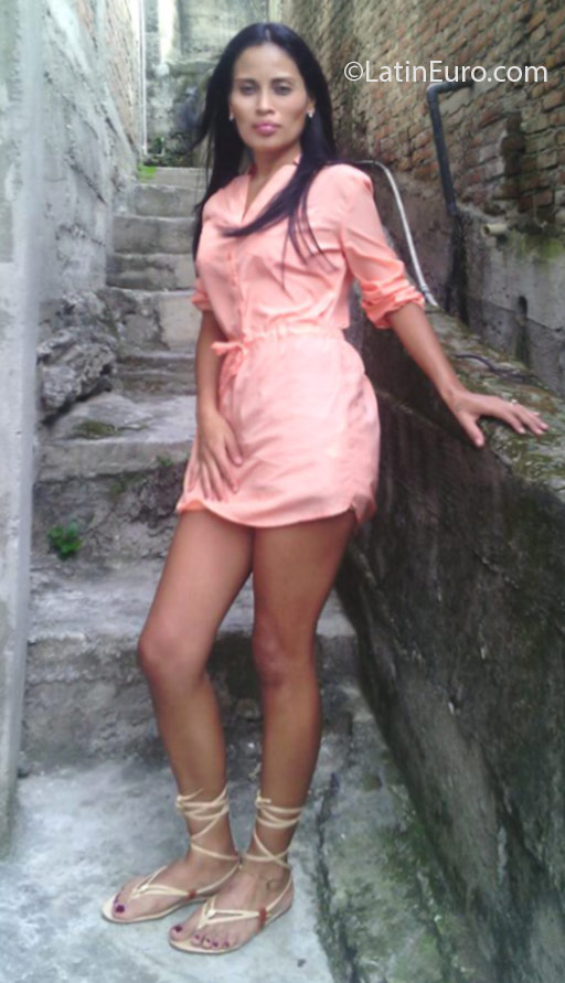 Date this delightful Colombia girl Maryauri from Cali CO18583