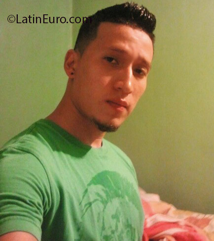 Date this tall United States man Alexander from Riverside US16970