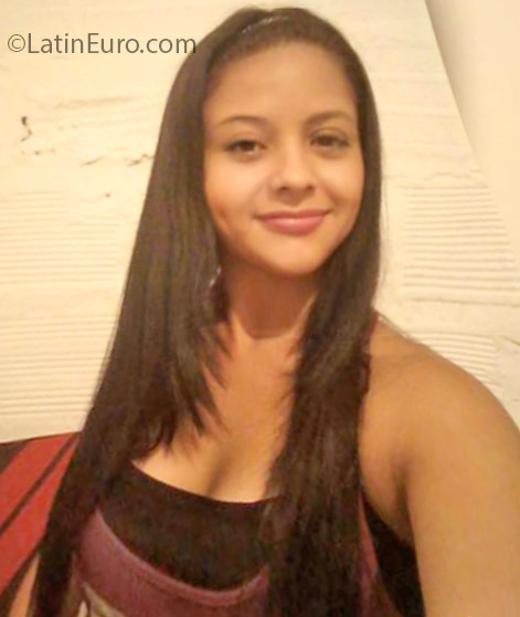 Date this attractive Colombia girl Yesenia from Medellin CO18634