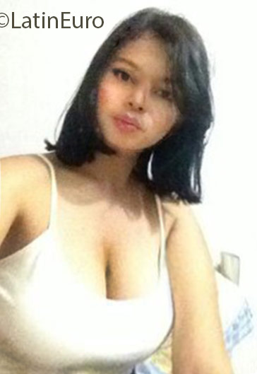 Date this attractive Colombia girl Mercedes from Cartagena CO18811