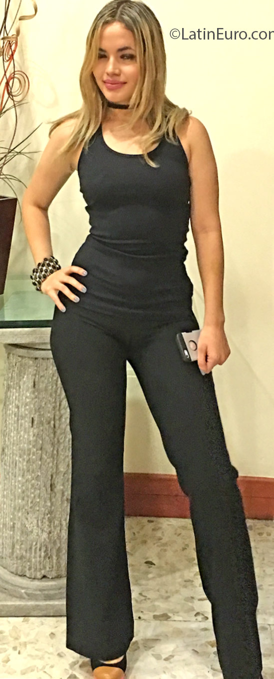 Date this nice looking Colombia girl Veronica from Cali CO18873