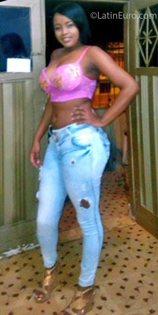 Date this pretty Colombia girl Julieth from Cali CO18969