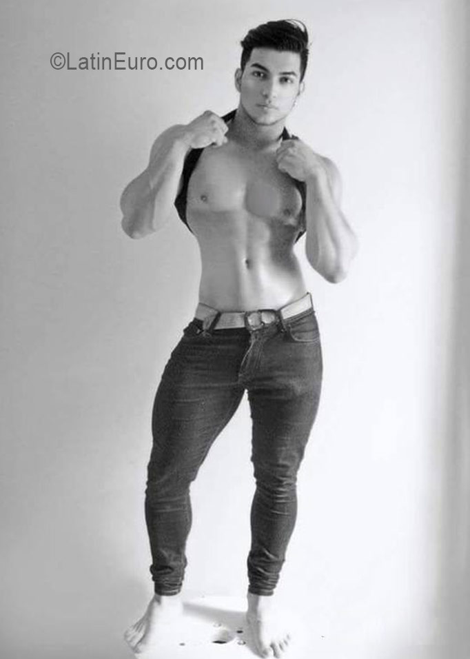 Date this sultry Colombia man Miguel angel from Mnizales CO19417