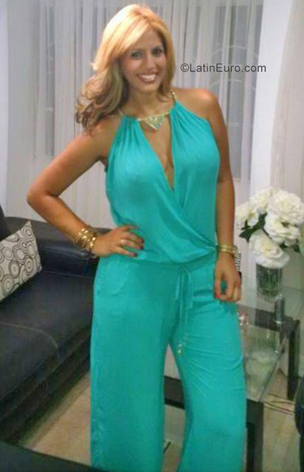 Date this voluptuous United States girl Andrea from Hollywood US17631