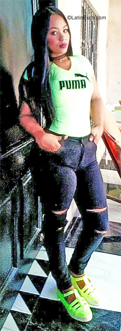 Date this sultry Colombia girl Yoly from Santa Marta CO21341