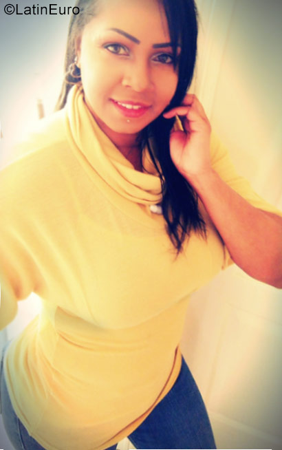 Date this lovely United States girl Tanishia from Washington, DC US20567
