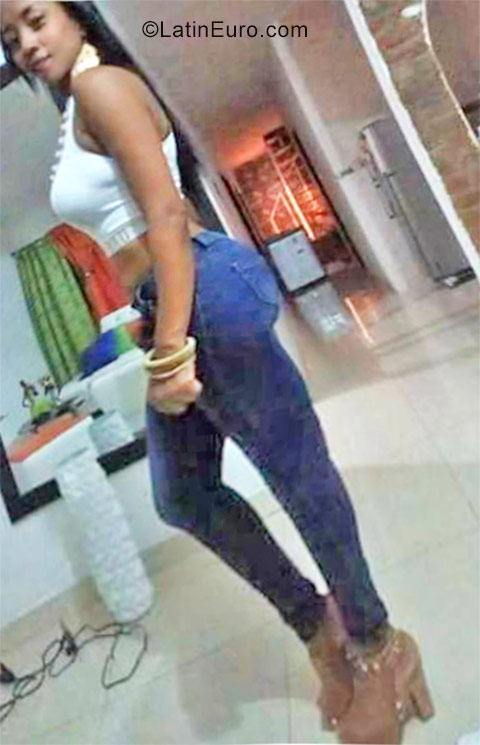 Date this fun Colombia girl Renata from Cali CO21848