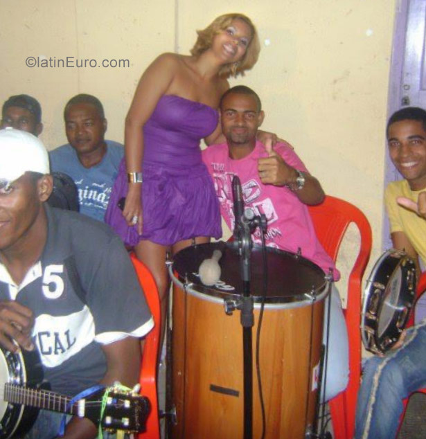 Date this fun Brazil girl Vivian from Salvador BR10110