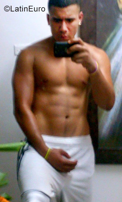 Date this tall Colombia man David from Cali CO21914