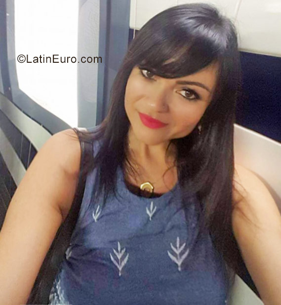 Date this foxy Portugal girl Sabrina from Lisbon PT80