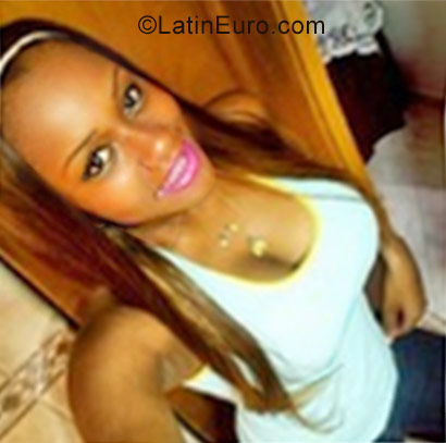 Date this sensual Colombia girl Daniela from Cali CO22297