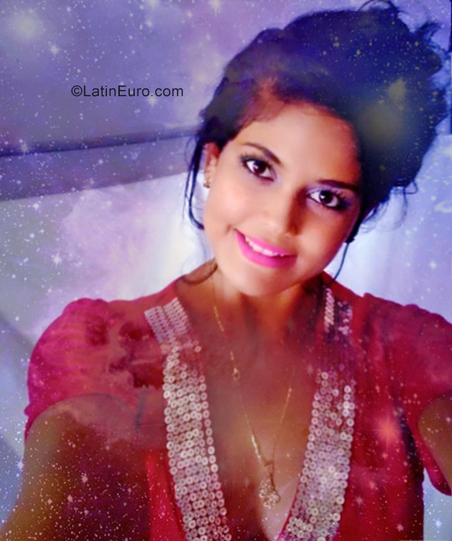 Date this attractive Cuba girl Adlen from Camaguey CU125