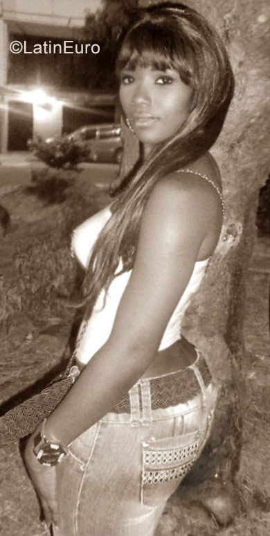 Date this pretty Colombia girl Yami from Cali CO22493