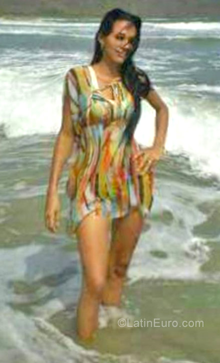 Date this lovely Venezuela girl Darverlys from Valencia VE1058