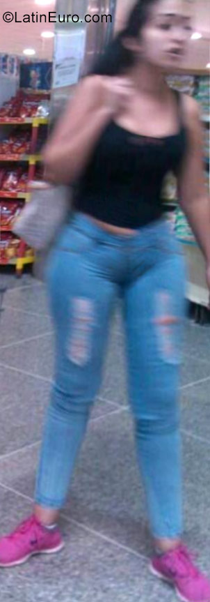 Date this lovely Venezuela girl Idres from caracas VE1061