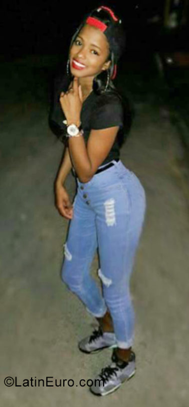 Date this hard body Dominican Republic girl Yuleisi from Higuey DO30868