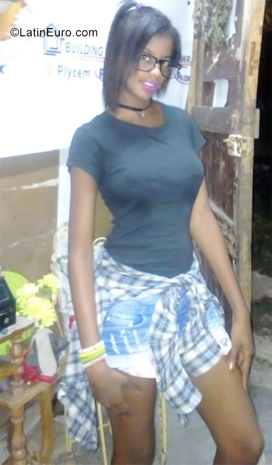 Date this cute Cuba girl Roxana from Santiago de Cuba CU186