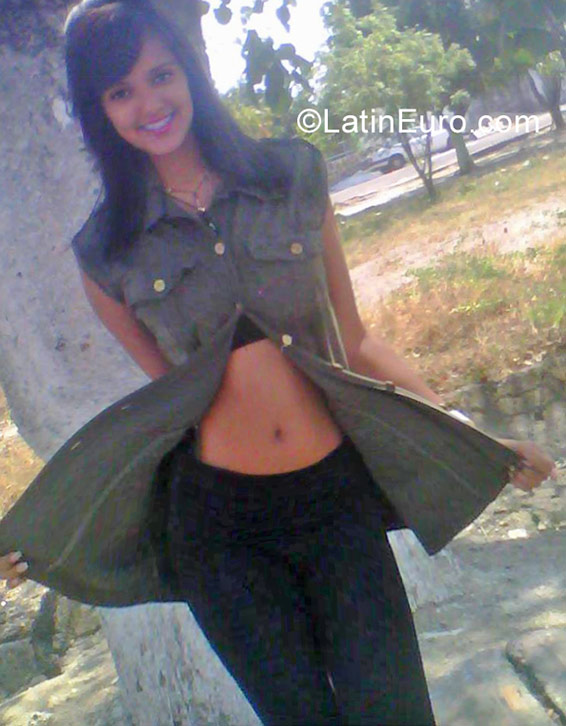 Date this cute Venezuela girl Vanessa from Valencia VE1199