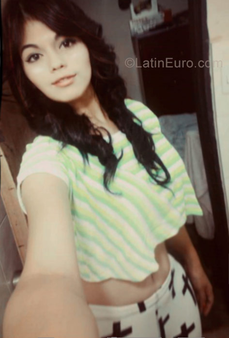 Date this attractive Venezuela girl Paola from Barina VE1213
