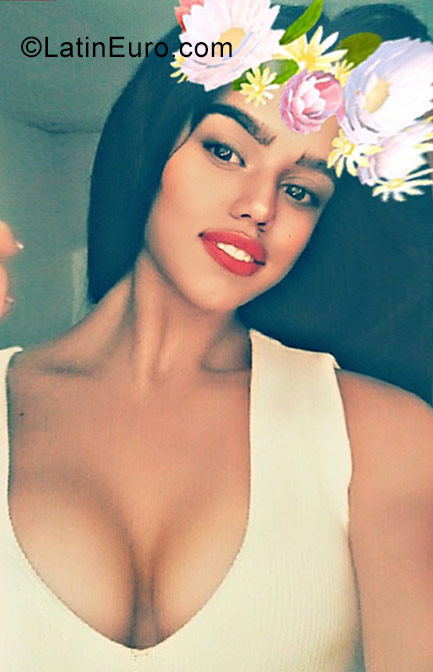 Date this foxy Cuba girl Legnia from Havana CU195