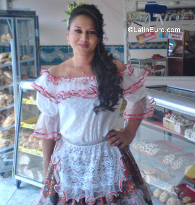 Date this happy Colombia girl Maria from Armenia CO23179