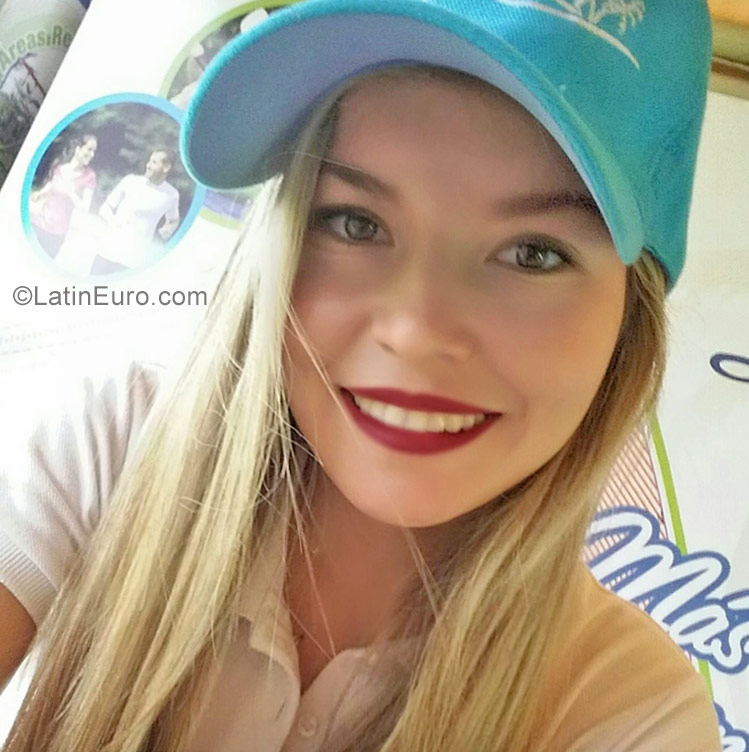 Date this happy Bolivia girl Dorinkia from Santa Cruz BO38