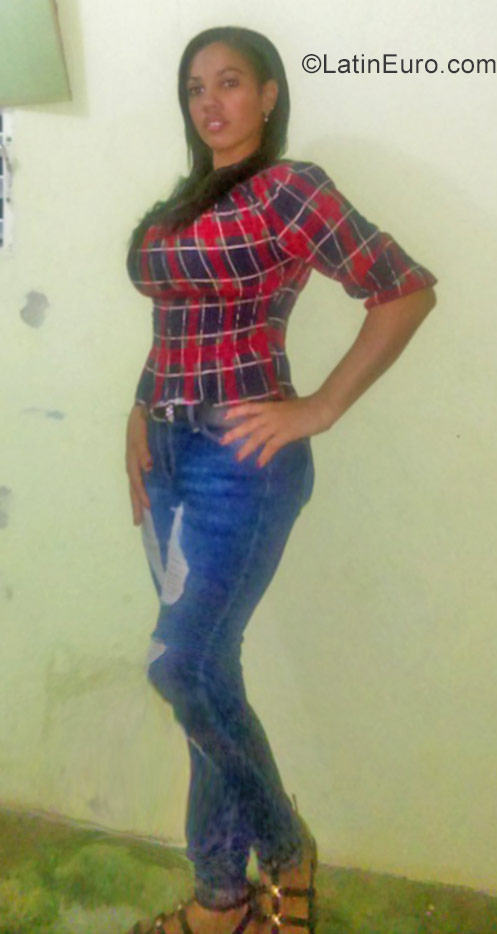 Date this pretty Dominican Republic girl Esme from Higuey DO31835