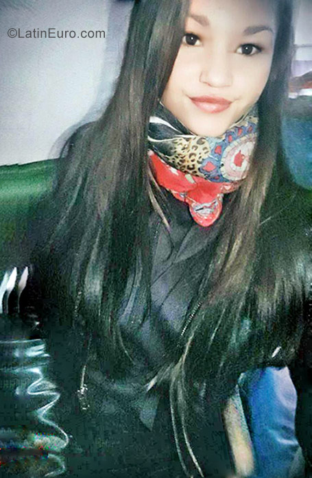 Date this lovely Argentina girl Laura from Buenos Aires AR133
